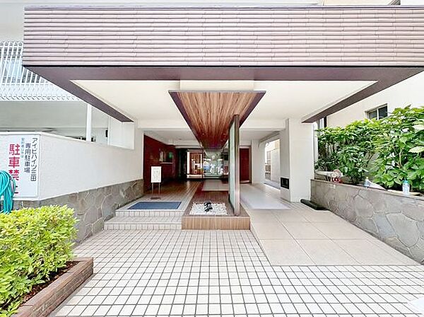 「エントランス入口」植栽もお手入れがしっかりとされており、美しい外観のポイントになっています。
