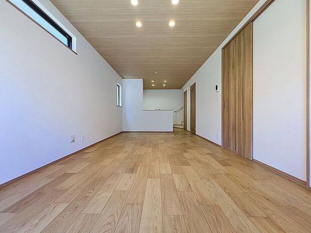 「団欒の場」忙しい朝でも、しっかり家族が揃って食事をして頂けるゆとりある大きさのダイニングスペース。手料理をテーブルで囲む素敵な時間を存分に愉しんで下さい。