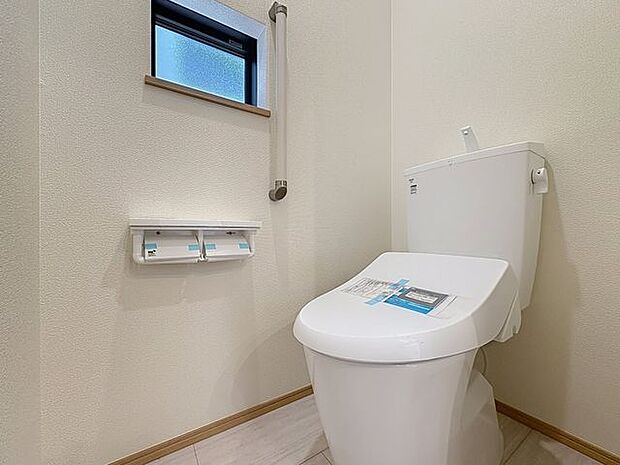 「窓あり×トイレ」水周りはシンプルに清潔感のあるホワイトで統一。換気出来るよう、窓も完備することで、いつも清潔な空間であって頂けるよう配慮しました。