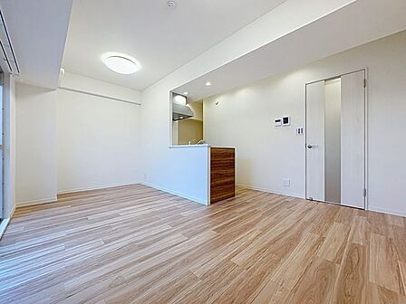「リビングダイニング」柔らかな色合いが優しい雰囲気のお部屋は、格別の居心地の良さを感じて頂けます。採光窓から零れる陽光に癒されてください。