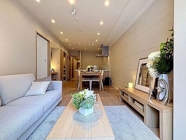「南東向き。陽当り良好。」大きな窓辺からの日差しが暖かい室内は、自然と住まう人の気分も明るくなり、リビングでの素敵なワンシーンが演出されます。