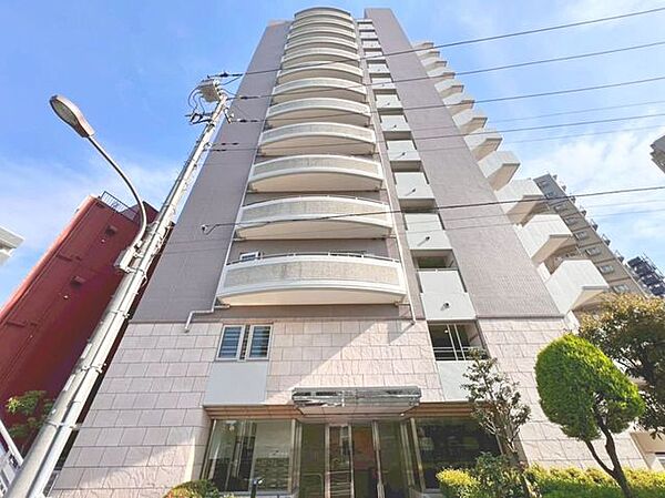 「美しいフォルム」周囲の景観に調和する地上14階建の美しい外観。やさしいアースカラーの外壁が、おだやかな佇まいに明るい開放感を与えます。