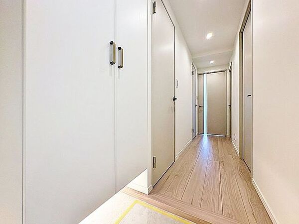 「玄関」家の中でお客様を迎える最初の場所である玄関。豊富な玄関収納で、常に綺麗に保つことが出来ます。