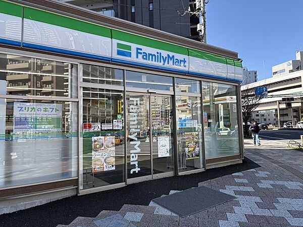 徒歩6分。ファミリーマート西巣鴨店 480m