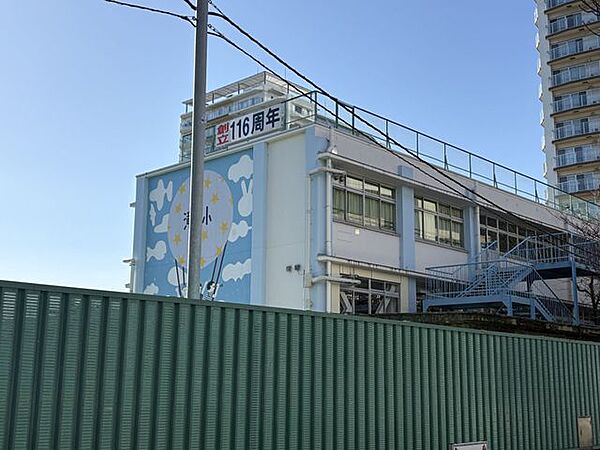 徒歩9分。北区立滝野川第二小学校 670m