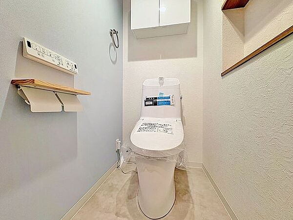 「温水洗浄便座付きトイレ」トイレは快適な温水洗浄便座付です。清潔感のあるホワイトで統一しました。いつも清潔な空間であって頂けるよう配慮された造りです。