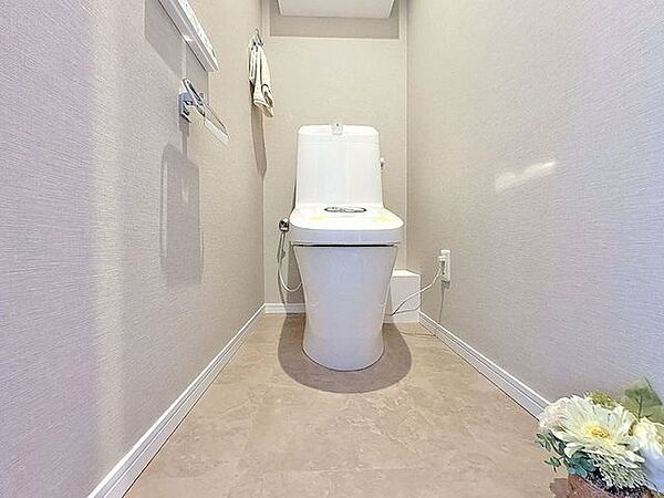 「温水洗浄便座付きトイレ」トイレは快適な温水洗浄便座付です。清潔感のあるホワイトで統一しました。いつも清潔な空間であって頂けるよう配慮された造りです。