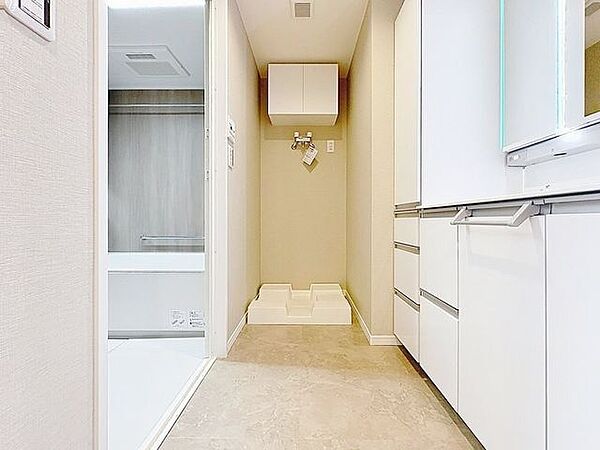 「洗面所」明るく清潔感のある色調で纏められた洗面室は、機能性に富んだ三面鏡と使い勝手の良い収納を完備した洗面台を設置しております。