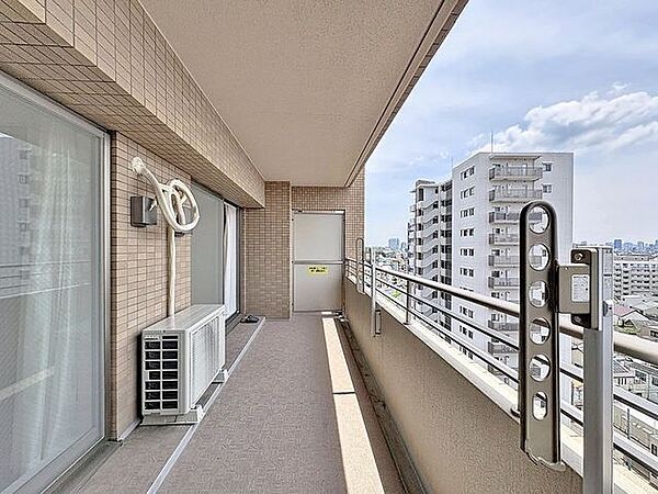 「開放感感じるバルコニー」頬をなでる優しい風を感じることが出来るバルコニー。つい深呼吸をしたくなる気持ちの良い眺望はこのお部屋の自慢です。