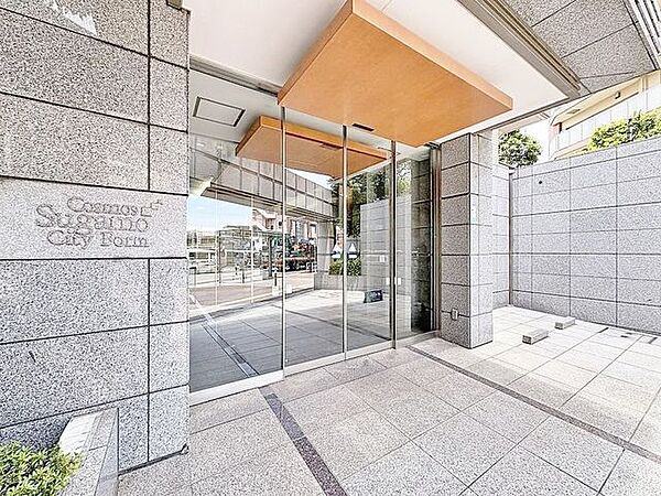 「エントランス」マンションのエントランスなど共有部分は、清掃が行き届いており、キレイな状態です。管理体制がしっかりしているからこそ。