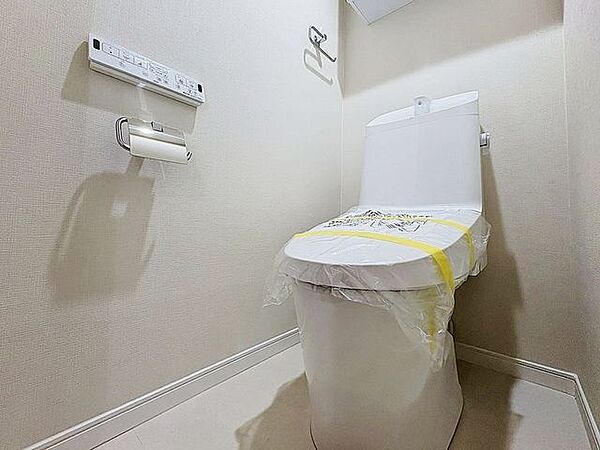 「温水洗浄便座付きトイレ」トイレは快適な温水洗浄便座付です。清潔感のあるホワイトで統一しました。いつも清潔な空間であって頂けるよう配慮された造りです。