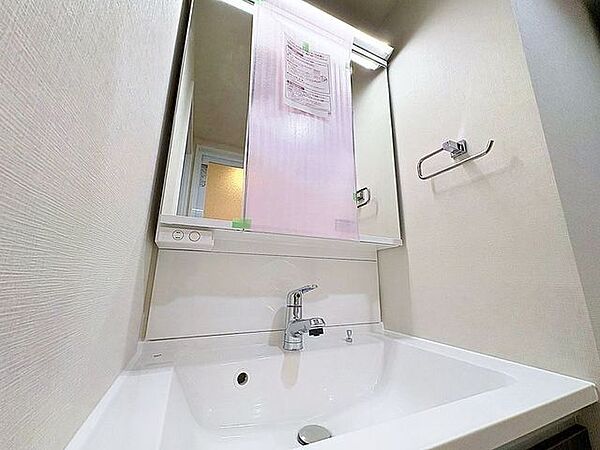 「リフォーム済・洗面台」大きな鏡で朝の準備もばっちり。収納も多く、洗剤など日用品の保管にも便利です。