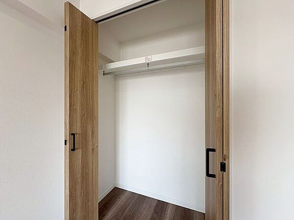 「収納完備」居室には収納スペースを完備し、自由度の高い家具の配置が叶うシンプルな空間です。