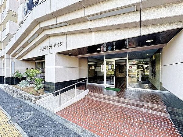 「エントランス入口」気品を感じることのできるエントランス部分。手すり付き階段など、様々な居住者様への配慮がなされているので、安心して快適にお使いいただけます。
