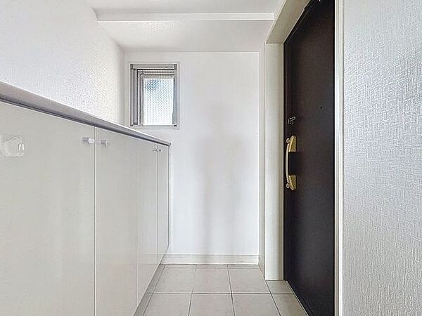 「玄関」家の中でお客様を迎える最初の場所である玄関。豊富な玄関収納で、常に綺麗に保つことが出来ます。