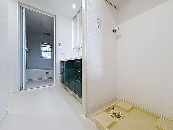 「洗面所」明るく清潔感のある色調で纏められた洗面室は、機能性に富んだ三面鏡と使い勝手の良い収納を完備した洗面台を設置しております。