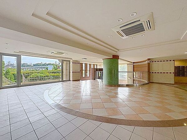 「エントランス」マンションのエントランスなど共有部分は、清掃が行き届いており、キレイな状態です。管理体制がしっかりしているからこそ。