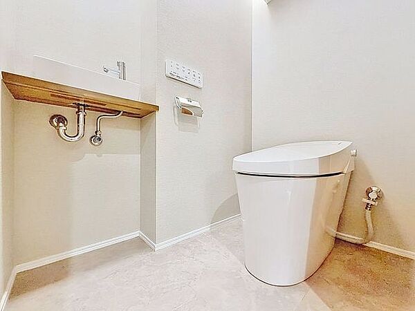 「温水洗浄便座付きトイレ」トイレは快適な温水洗浄便座付です。清潔感のあるホワイトで統一しました。いつも清潔な空間であって頂けるよう配慮された造りです。