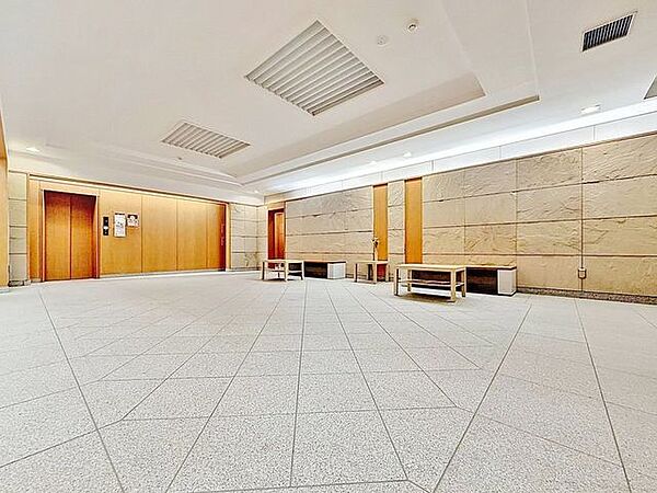 「エントランス」マンションのエントランスなど共有部分は、清掃が行き届いており、キレイな状態です。管理体制がしっかりしているからこそ。