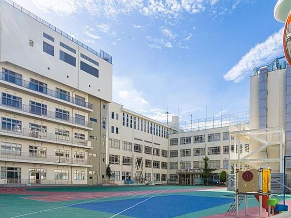 徒歩6分。中央区立久松小学校　 420m
