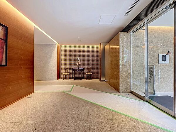 「エントランス」マンションのエントランスなど共有部分は、清掃が行き届いており、キレイな状態です。管理体制がしっかりしているからこそ。