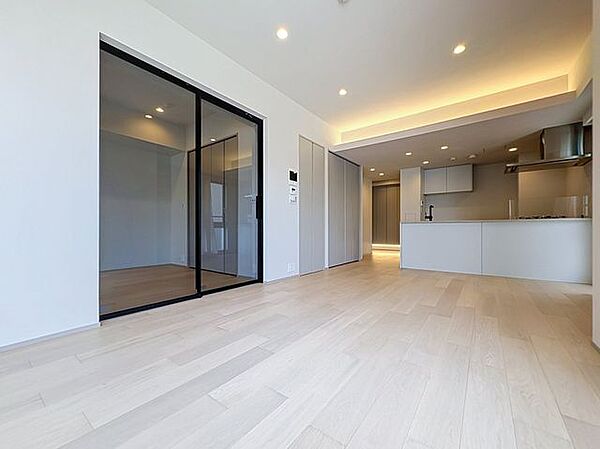 「間接照明がオシャレ空間を演出。」室内を柔らかく照らし、リラックスのできる空間を演出する「間接照明」。