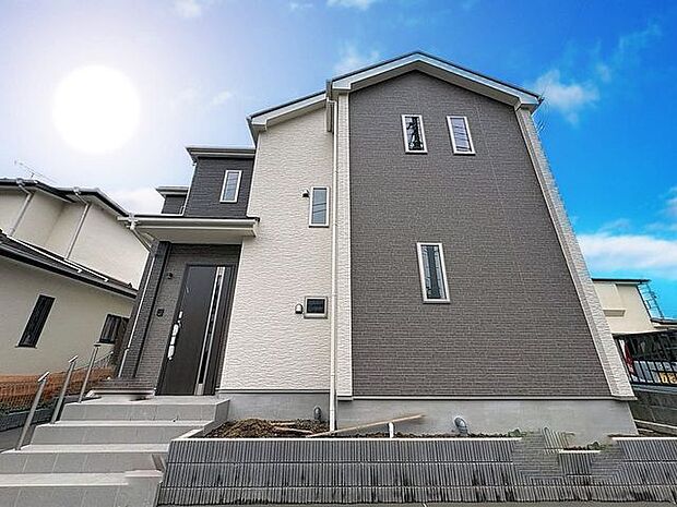 「～2階建て4LDK～」17帖超えのLDK、豊富な収納、生活を彩る設備など、プラスワンのポイントが詰まった邸宅です。