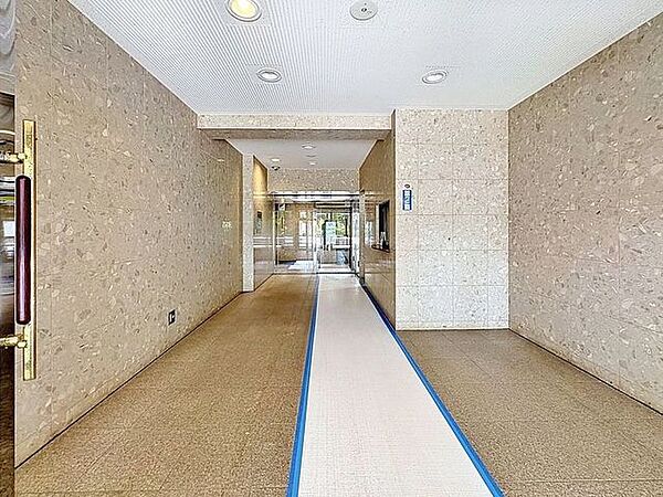 「エントランス」マンションのエントランスなど共有部分は、清掃が行き届いており、キレイな状態です。管理体制がしっかりしているからこそ。
