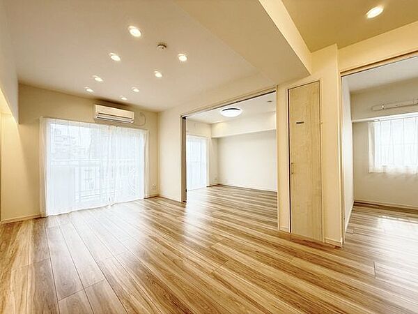 「インテリア映えする内装。」お部屋全体が優しく柔らかな色合いとなっていて、お家時間を穏やかに過ごせる空間が広がっています。