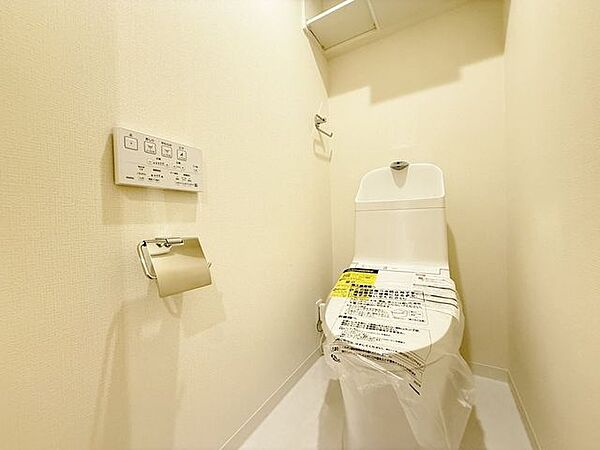 「温水洗浄便座付きトイレ」トイレは快適な温水洗浄便座付です。清潔感のあるホワイトで統一しました。いつも清潔な空間であって頂けるよう配慮された造りです。