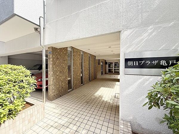 「エントランス入口」気品を感じることのできるエントランス部分。手すり付き階段など、様々な居住者様への配慮がなされているので、安心して快適にお使いいただけます。