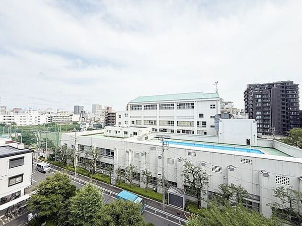 「眺望」穏やかな街並みを一望しながら、爽やかな風と柔らかく降り注ぐ陽光を感じて頂けます。