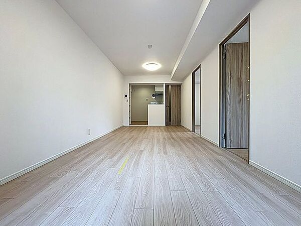 「ホワイトクロス×メイプルカラーのフローリング」は、シンプルで幅広いインテリアにマッチします。