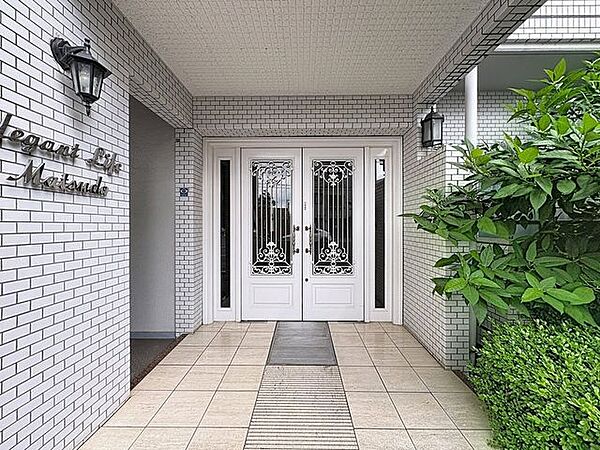 「エントランス入口」植栽もお手入れがしっかりとされており、美しい外観のポイントになっています。