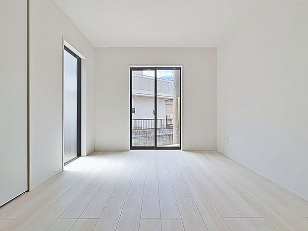 「バルコニーに面した居室」主寝室は十分な広さに加えて、快適に目覚められるよう、大きな採光窓を設けました。