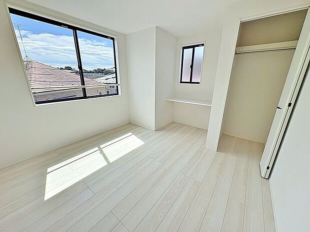 「二面採光・通風良好◎」居室に窓が2ヶ所あるので、明るさの確保と、風の通り道ができることで換気のしやすいお家になっています。