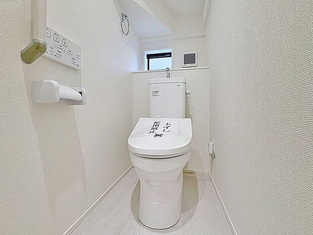 「窓あり×トイレ」水周りはシンプルに清潔感のあるホワイトで統一。換気出来るよう、窓も完備することで、いつも清潔な空間であって頂けるよう配慮しました。