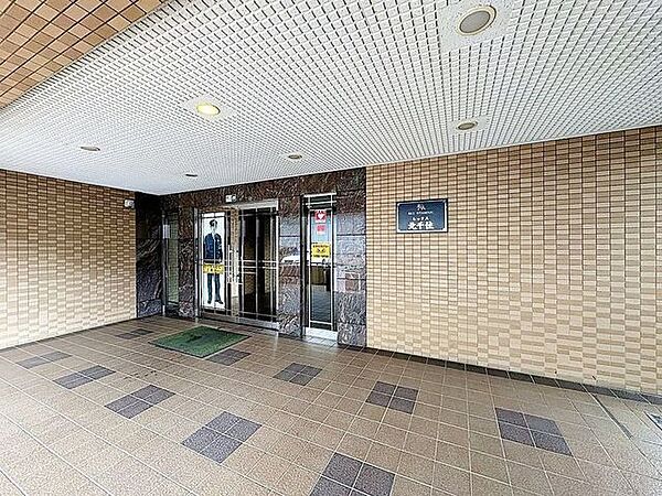 「エントランス」気品を感じることのできるエントランス部分。様々な居住者様への配慮がなされているので、安心して快適にお使いいただけます。