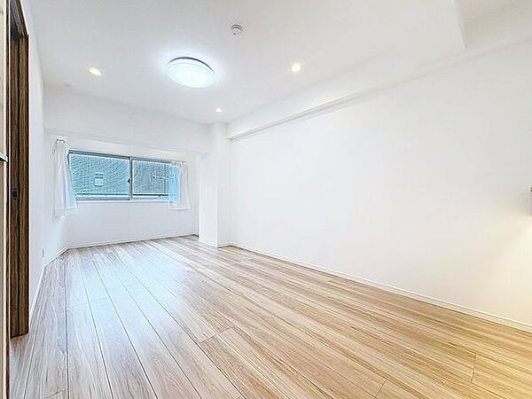 「南向き×陽当り良好」大きな窓辺からの日差しが暖かい室内は、自然と住まう人の気分も明るくなり、リビングでの素敵なワンシーンが演出されます。