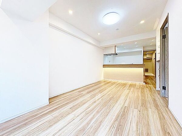 「ナチュラルテイスト×ダウンライト」天井に埋込タイプのダウンライトは、室内を広く感じさせ、お部屋を柔らかく照らし、上品な雰囲気を造ります。