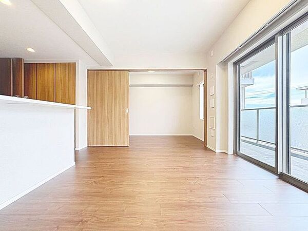 「西向き。陽当り良好。」大きな窓辺からの日差しが暖かい室内は、自然と住まう人の気分も明るくなり、リビングでの素敵なワンシーンが演出されます。