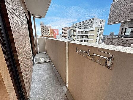 「バルコニー」大きな空に囲まれた気持ちのいい住まい。バルコニーを覗くだけで圧倒的な開放感に包まれます。
