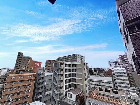 「心癒す眺望」鮮やかな緑と透き通る青空が心にゆとりをもたらします。美しい四季の変化を楽しみながら、色褪せることのない心地良さを実感していただくことができるお部屋です。