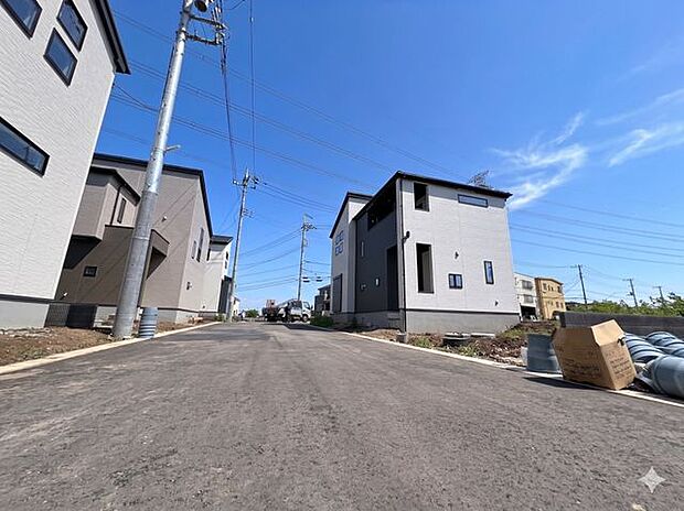 「前面道路含む外観」