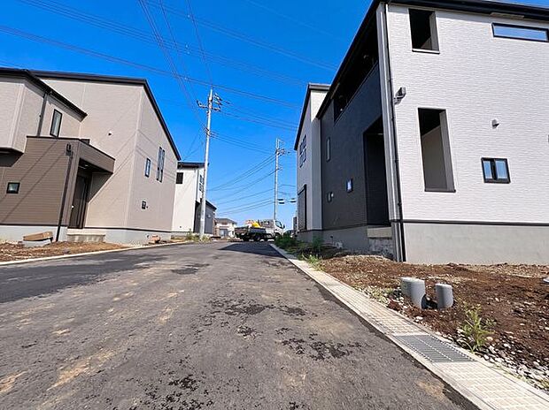 「前面道路含む外観」