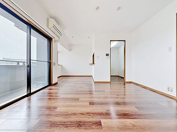 「インテリア映えする内装。」お部屋全体が優しく柔らかな色合いとなっていて、お家時間を穏やかに過ごせる空間が広がっています。