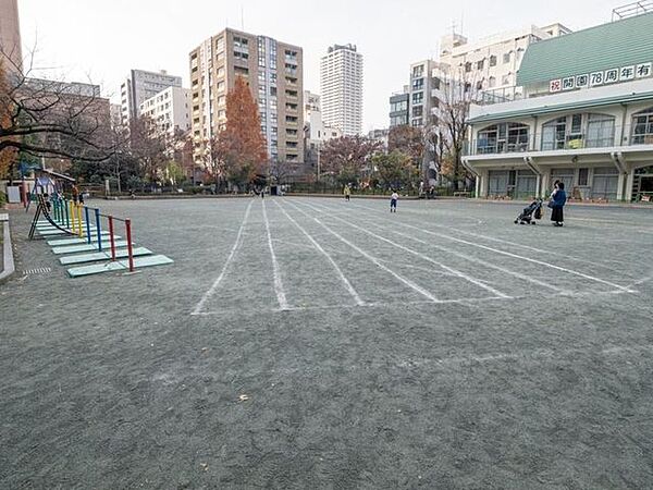 徒歩5分。中央区立有馬幼稚園 390m
