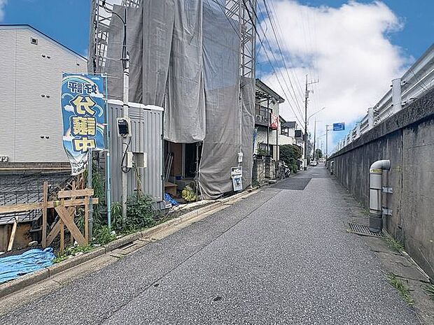 「前面道路含む外観」