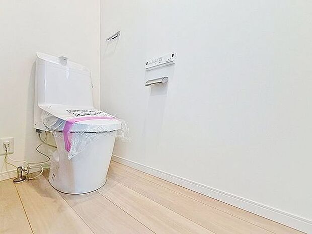 「温水洗浄便座付きトイレ」トイレは快適な温水洗浄便座付です。清潔感のあるホワイトで統一しました。いつも清潔な空間であって頂けるよう配慮された造りです。