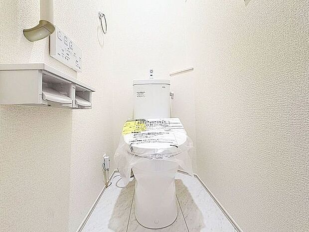 「ウォシュレット機能付き」優れた節水効果や汚れが付きにくい便座など、ほしかった機能が揃ったウォシュレット一体型トイレです。収納に便利な吊戸棚を備え付けています。
